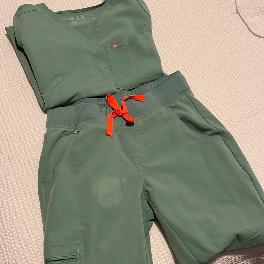 FIGS scrub top and jogger bottom in mint